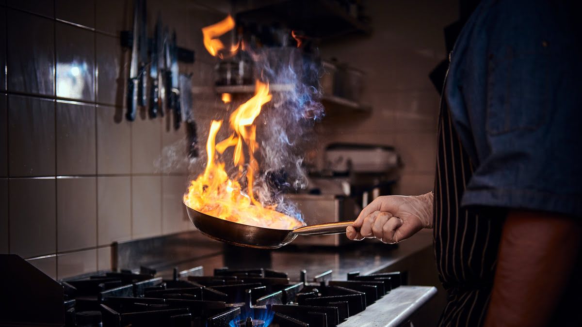 Smażenie w woku metodą stir-fry.